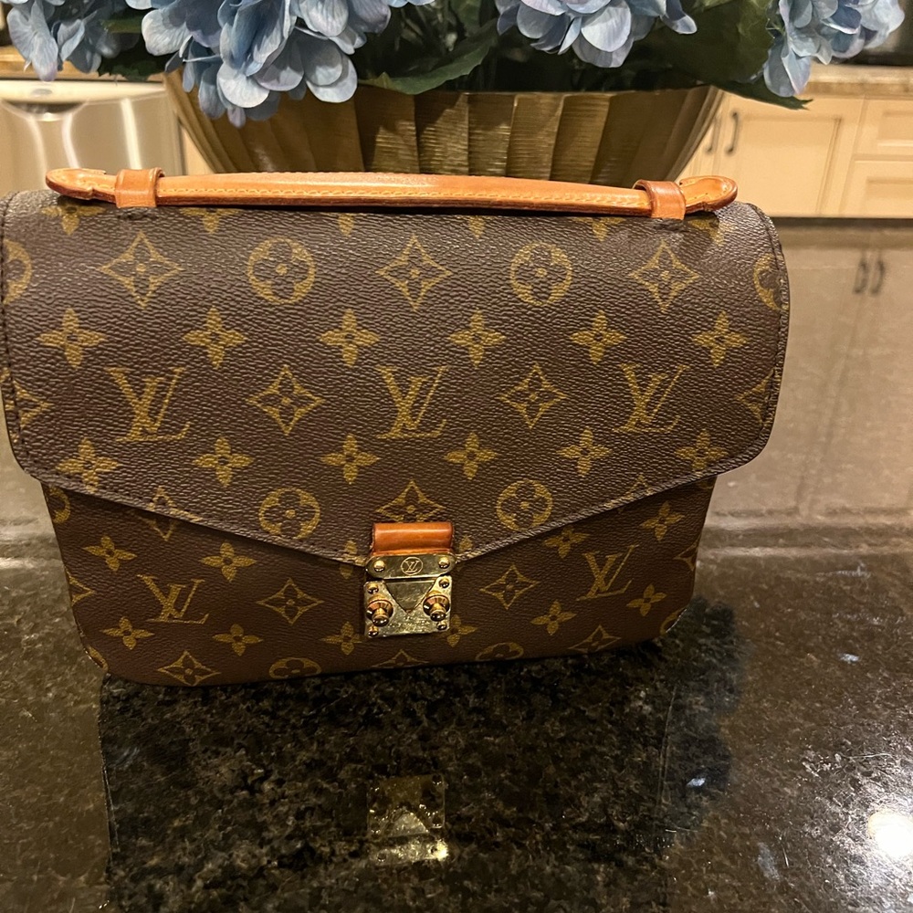 Louis Vuitton Crossbody Bag - Great Condition - Picture 7 of 8